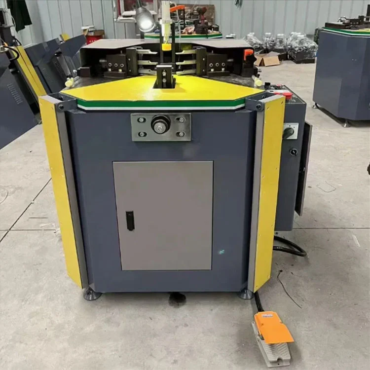 Stroj za kombiniranje vogalov aluminijastega profila 140 mm