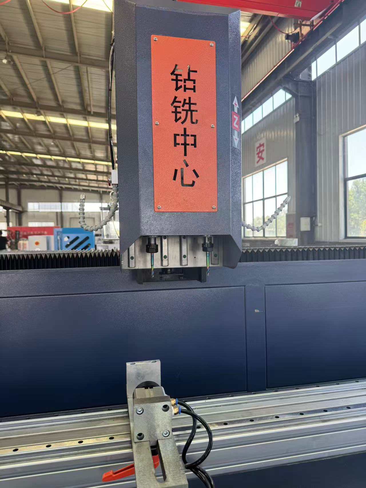 4-metrski CNC vrtalni in rezkalni center