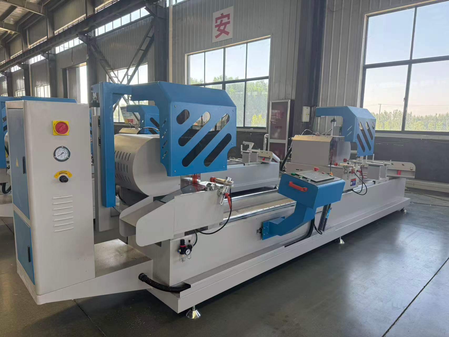 450 mm CNC dvojna notranja nihajna natančna rezalna žaga (45°/90°)