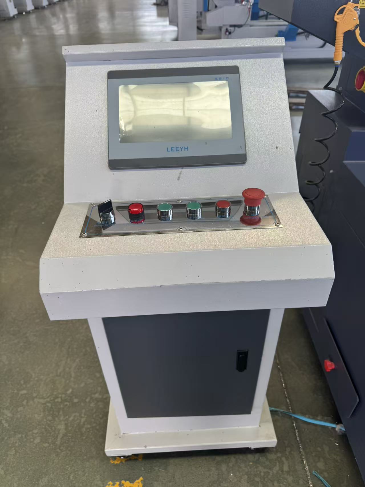 4M CNC obdelovalni center za vrtanje in rezkanje