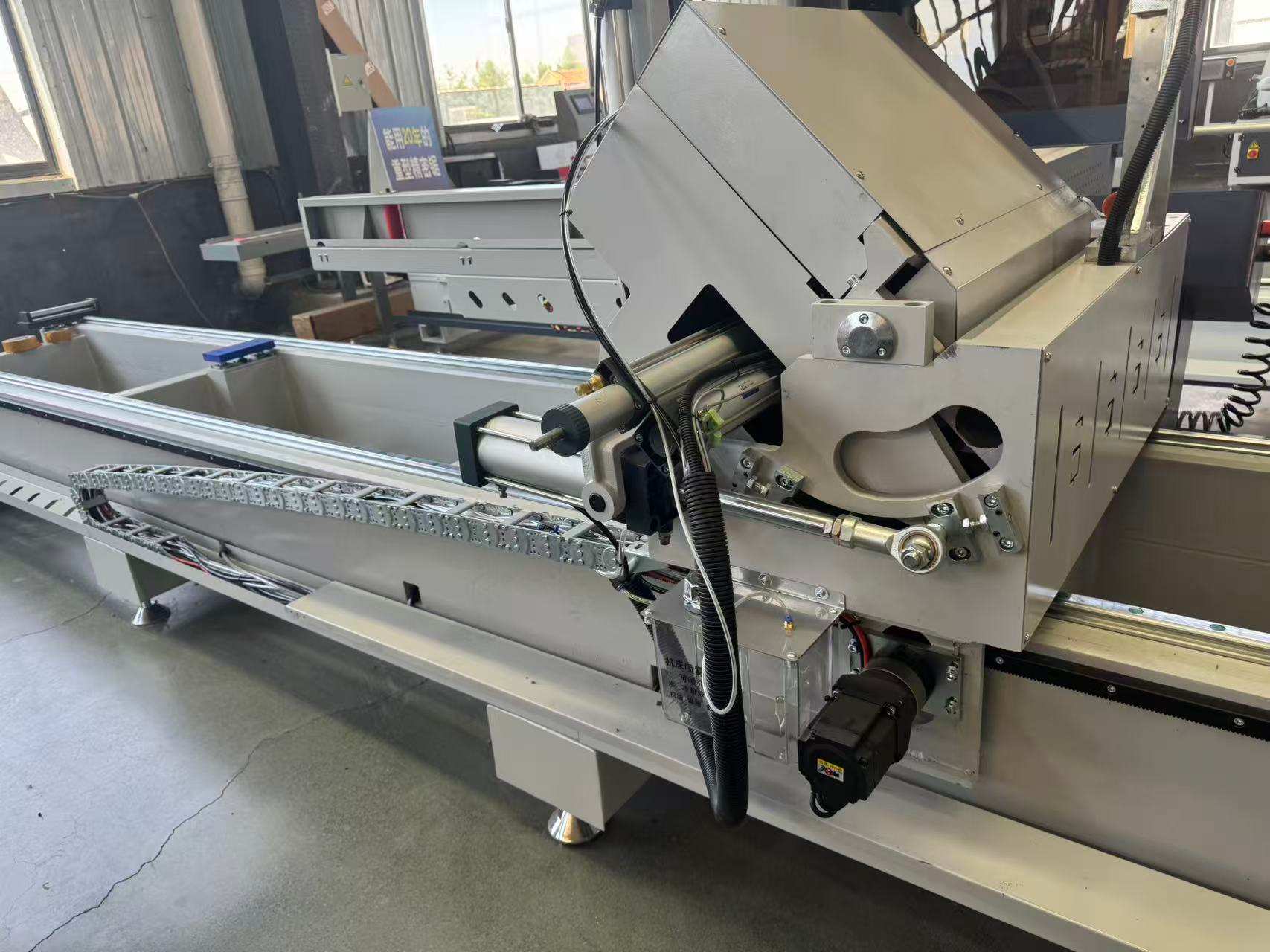 550 CNC zunanja vrtljiva natančna zajeralna žaga, 45°/90