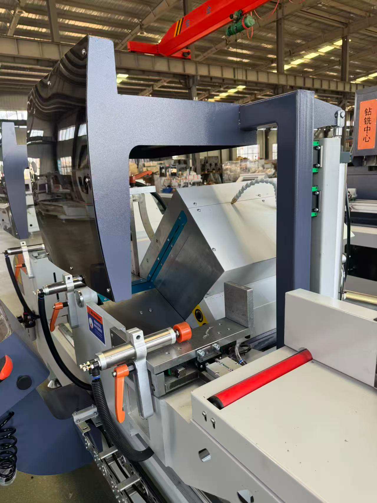 550 CNC zajeralna žaga z zasukom navzven, velikoserijska proizvodnja, 45°/90°