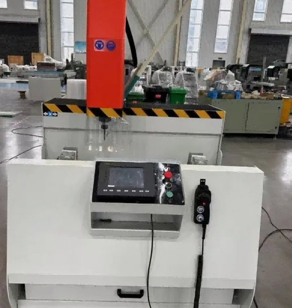 800 mm 3-osni CNC obdelovalni center visoke trdnosti | Namensko izdelan za industrijsko iztiskanje aluminija