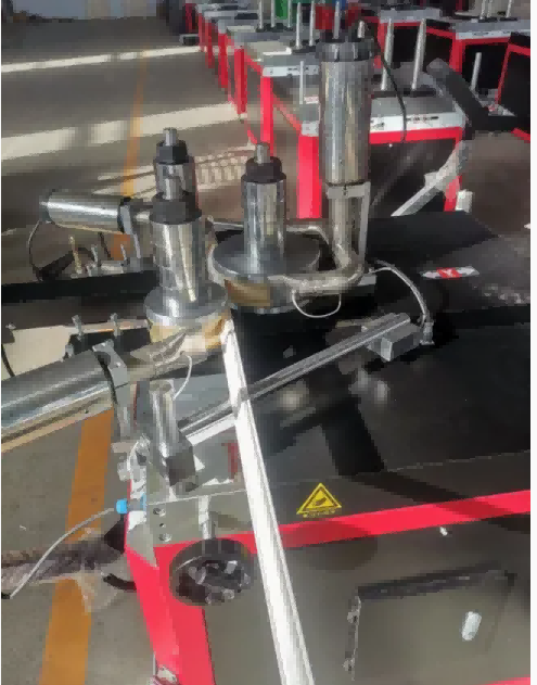CNC upogibni stroj za aluminijaste in PVC okenske/vratne profile