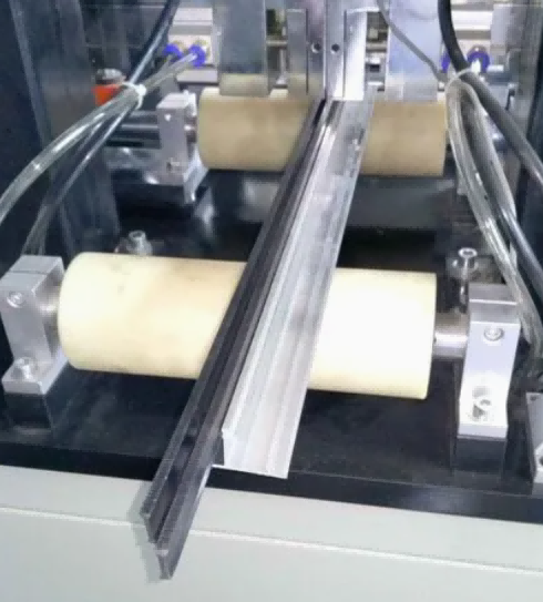 Dvomotorni stroj za termično prekinitev aluminijastega profila