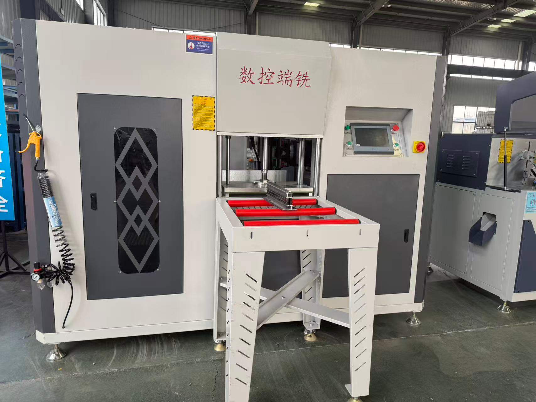 Visoko natančen 3+2-osni CNC končni rezkalnik za aluminijaste stebre posebne oblike