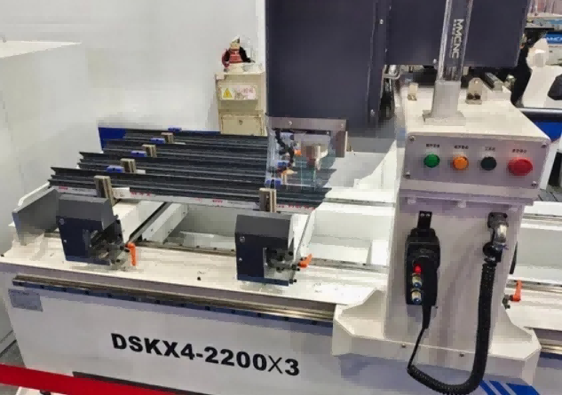 Visoko natančen 4-glavi CNC stroj za vrtanje za zavese iz aluminija