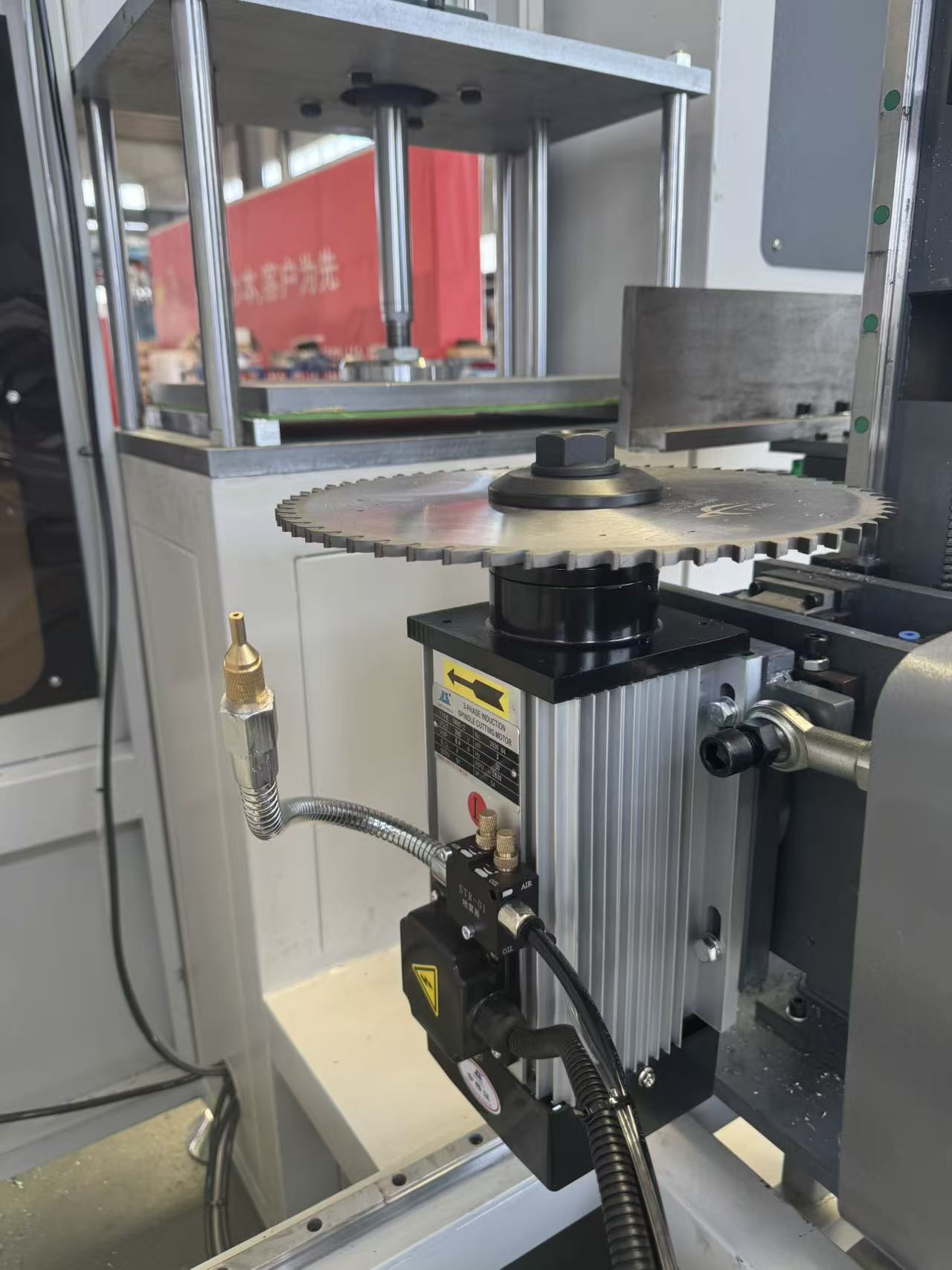 Večkotni 3+2-osni CNC končni rezkalnik za nepravilne aluminijaste stebričaste profile