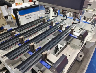 Natančni 4-glavni CNC stroj za vrtanje aluminijastih zaves